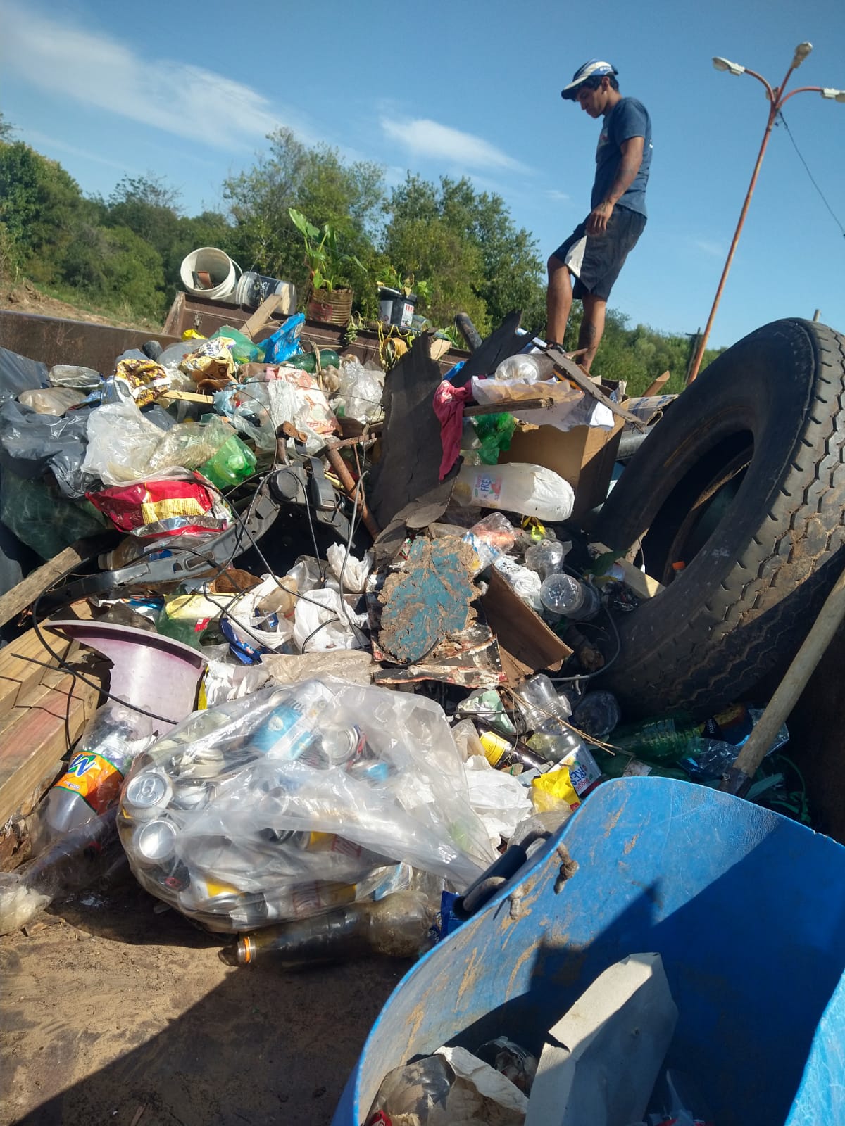 Personal municipal limpió terrenos situados en camino a La Toma