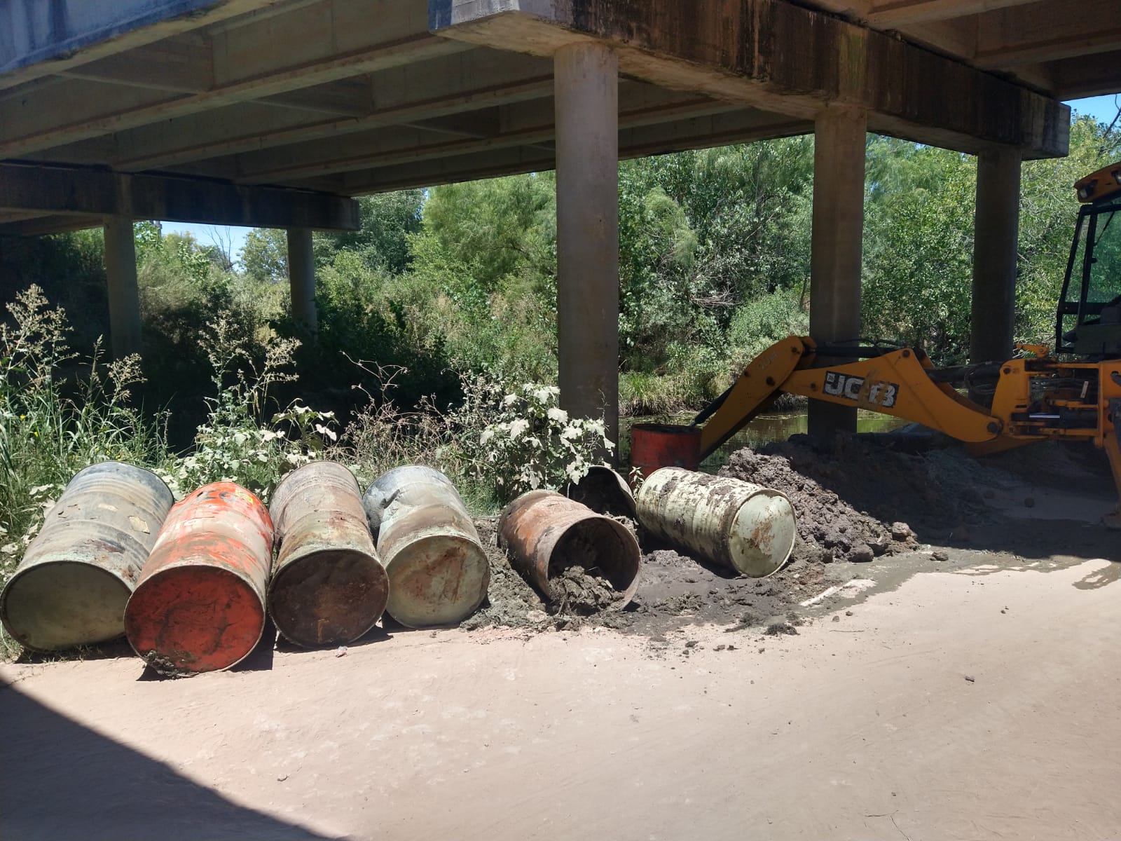 Arrojaron tambores con material tóxico sobre el arroyo "El Colman"