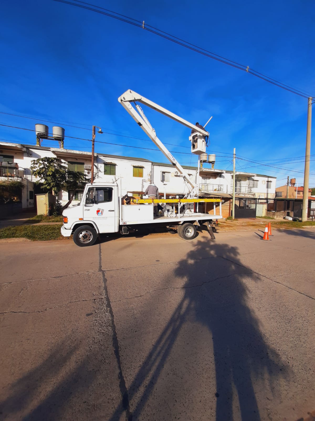 Continúa la modernización de luminarias en barrios uruguayenses