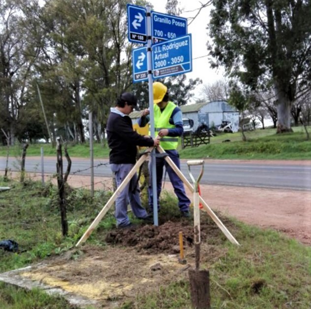 Continúa la colocación de cartelería urbana en distintos sectores de la ciudad