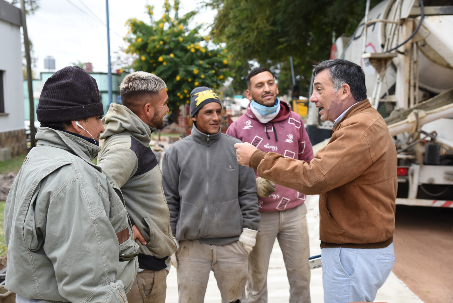 Simultáneas obras marcan la continuidad de la pavimentación en la ciudad