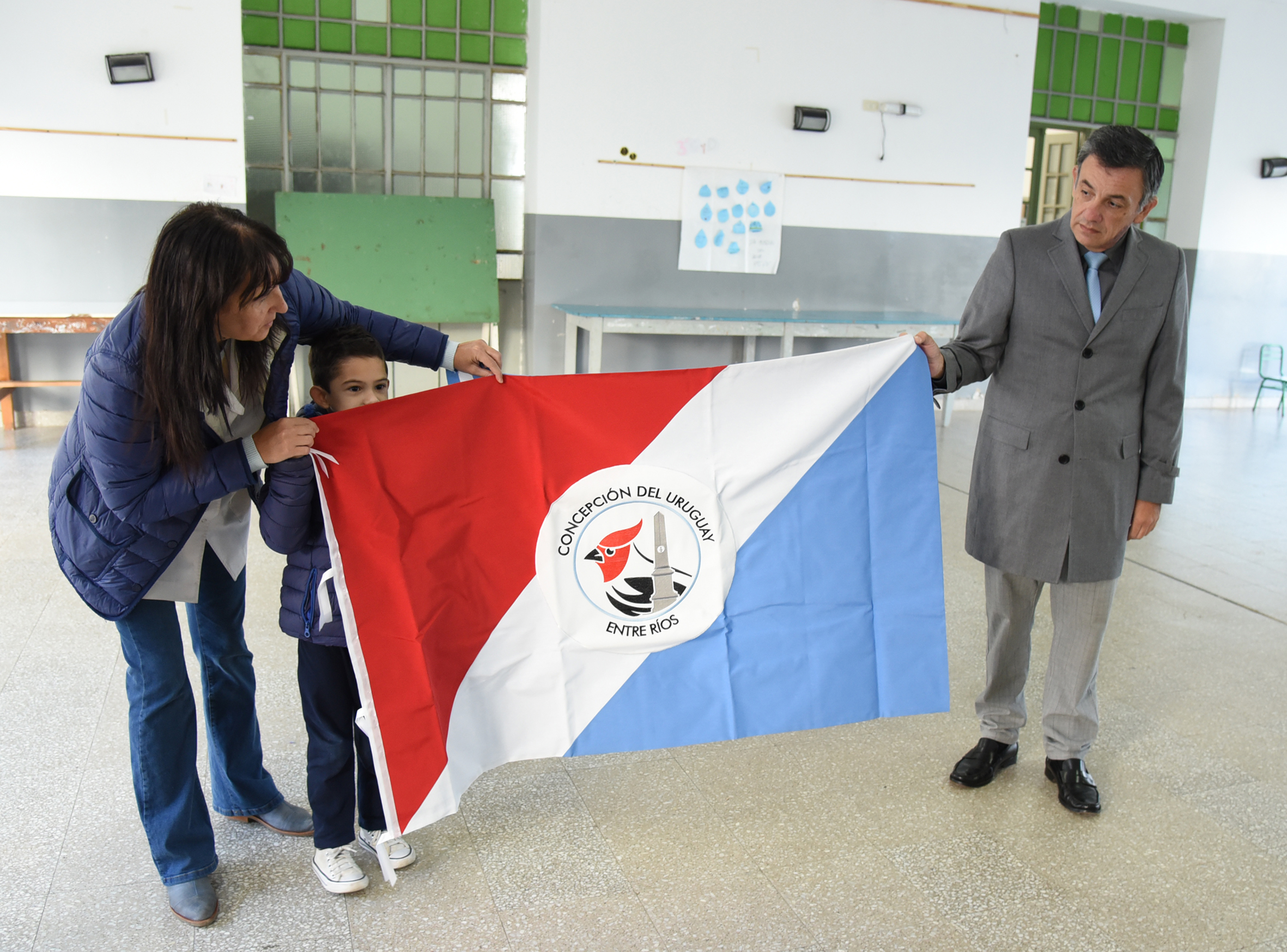 Las escuelas continúan recibiendo la bandera uruguayense