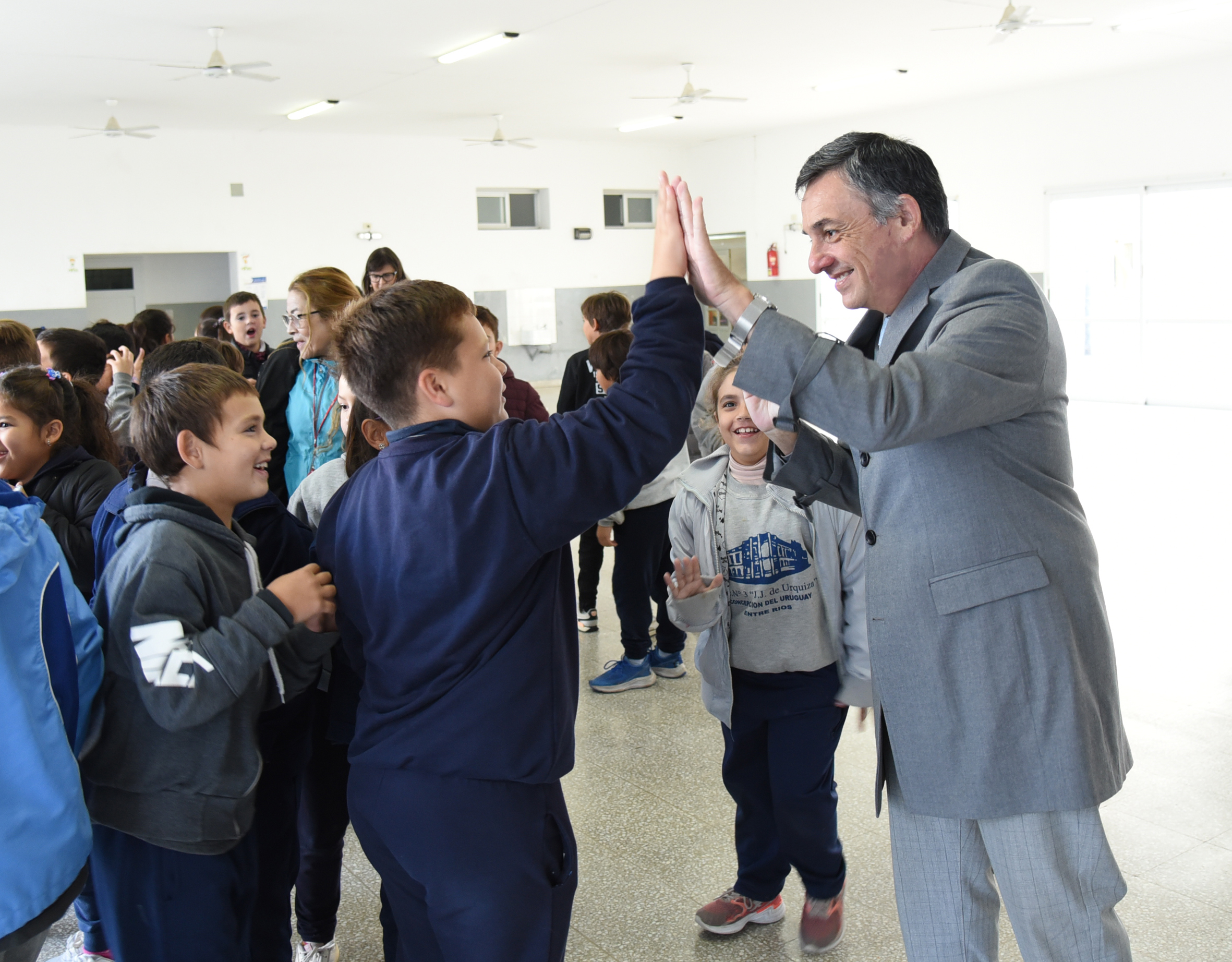 Las escuelas continúan recibiendo la bandera uruguayense