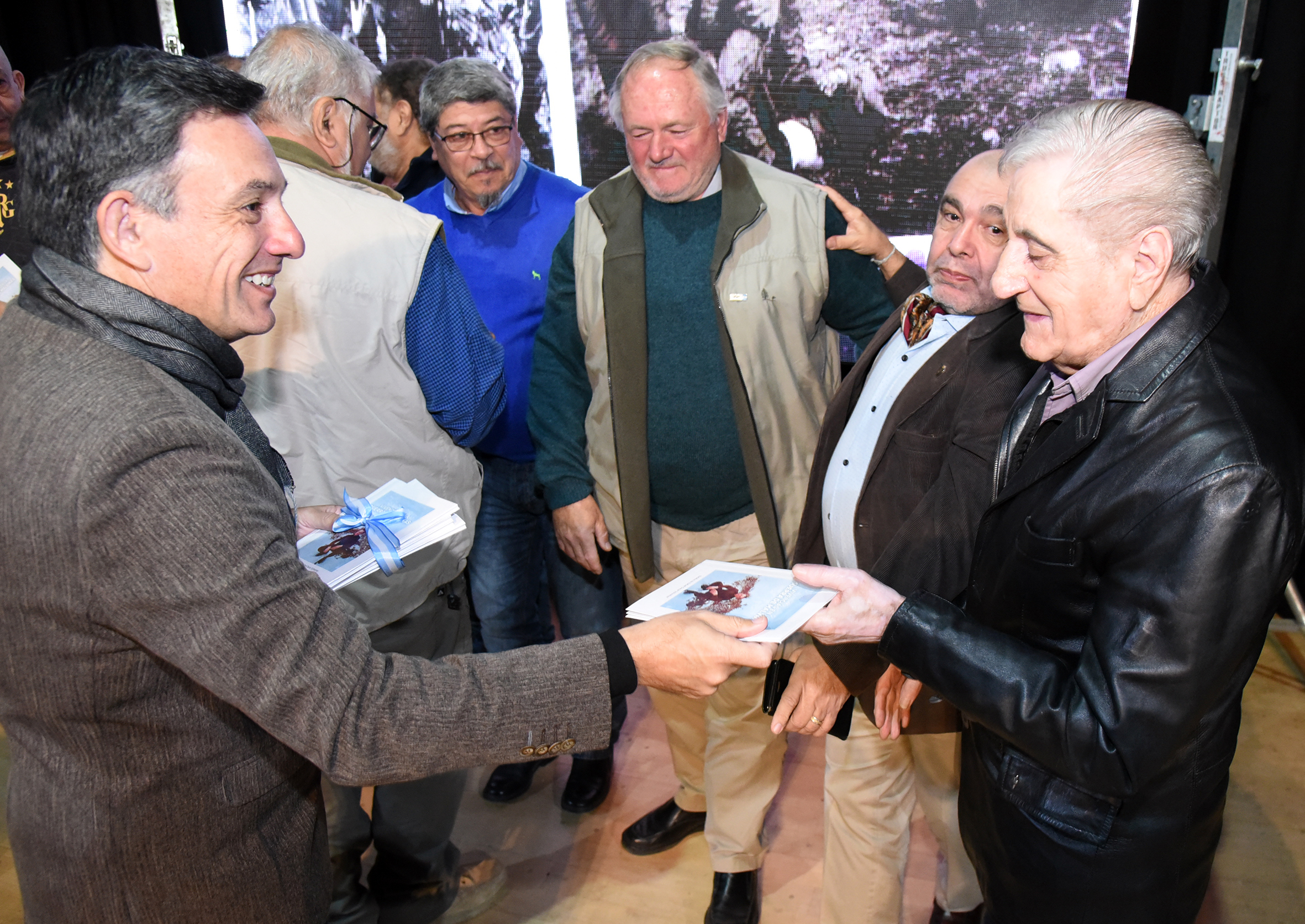 Veteranos de guerra de toda la provincia participaron de la presentación del libro "Vivencias en la Guerra de Malvinas"