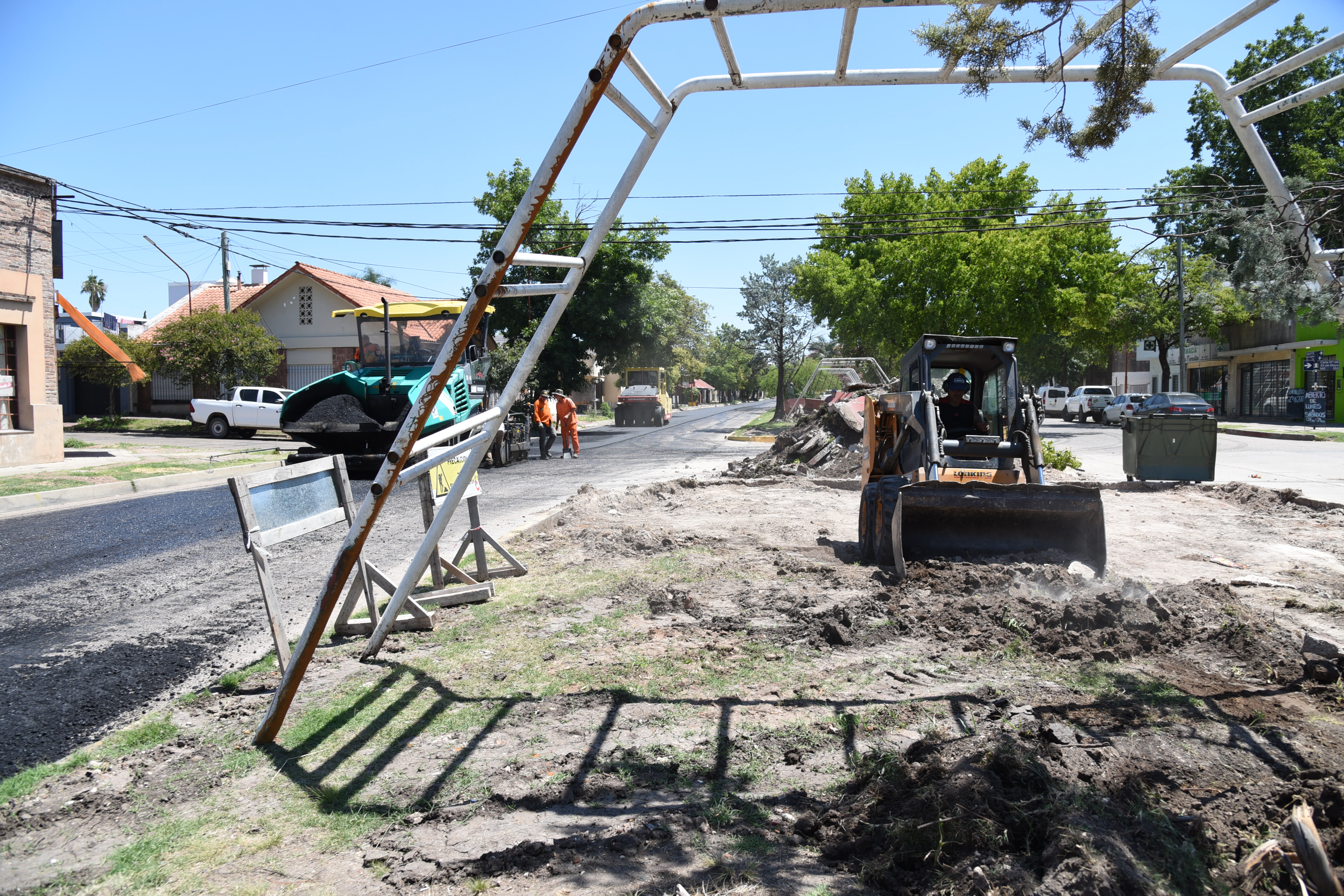 Se renuevan las plazoletas y se avanza en la pavimentación del Bv. Yrigoyen