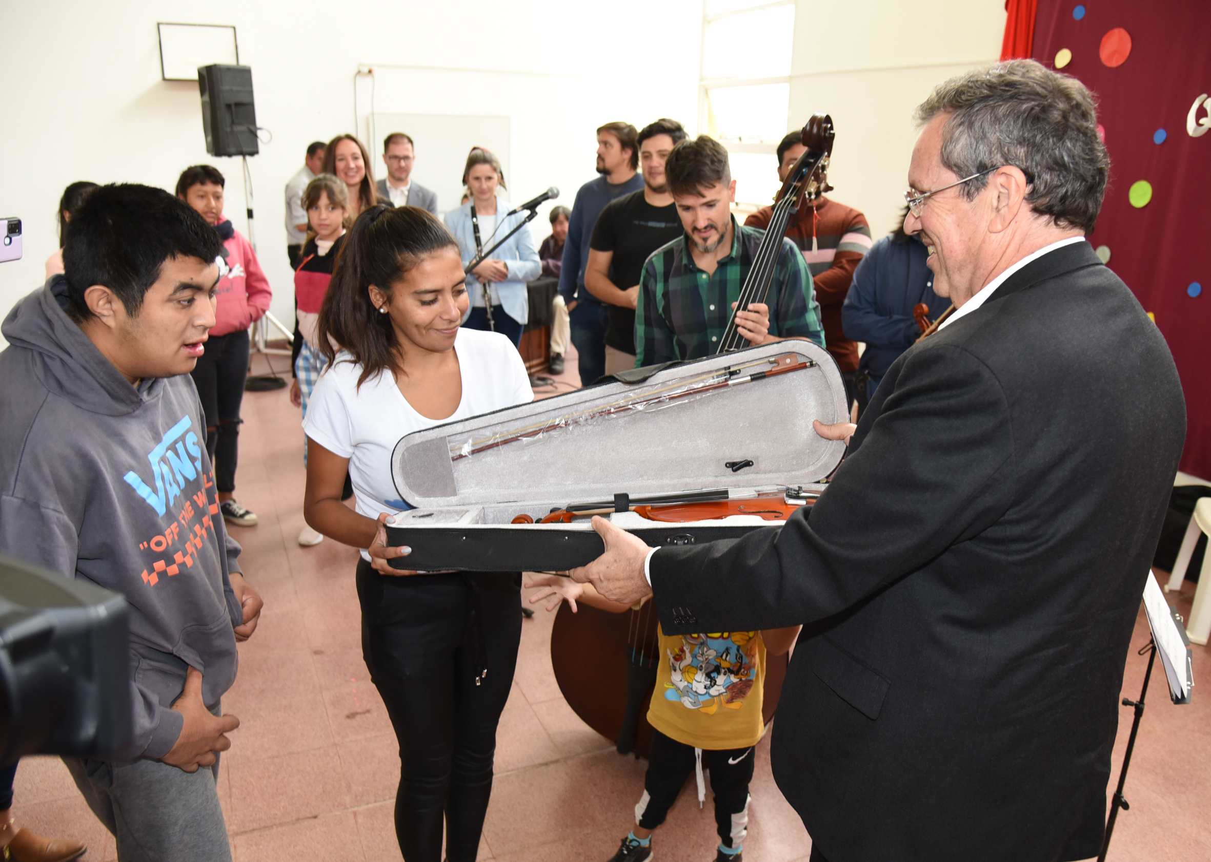 El Ministro Tristan Bauer entregó instrumentos a la Orquesta “Celia Torrá”