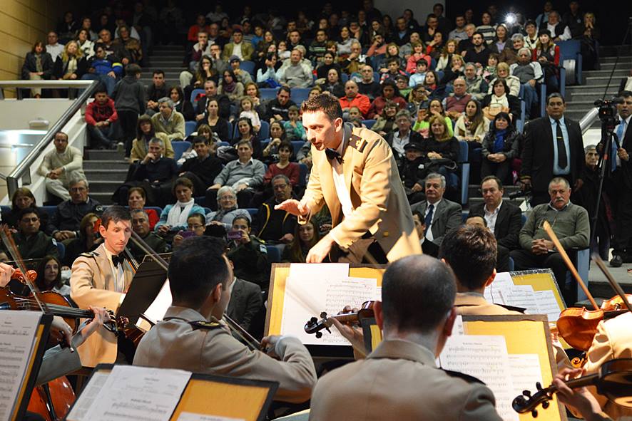 La Orquesta Sinfónica de la Prefectura brilló ante el público uruguayense