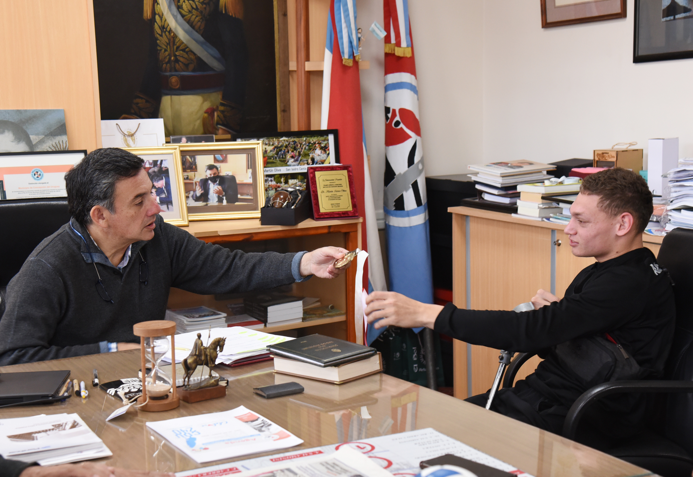 Thiago Martínez fue recibido por el Intendente tras coronarse campeón de básquet U21