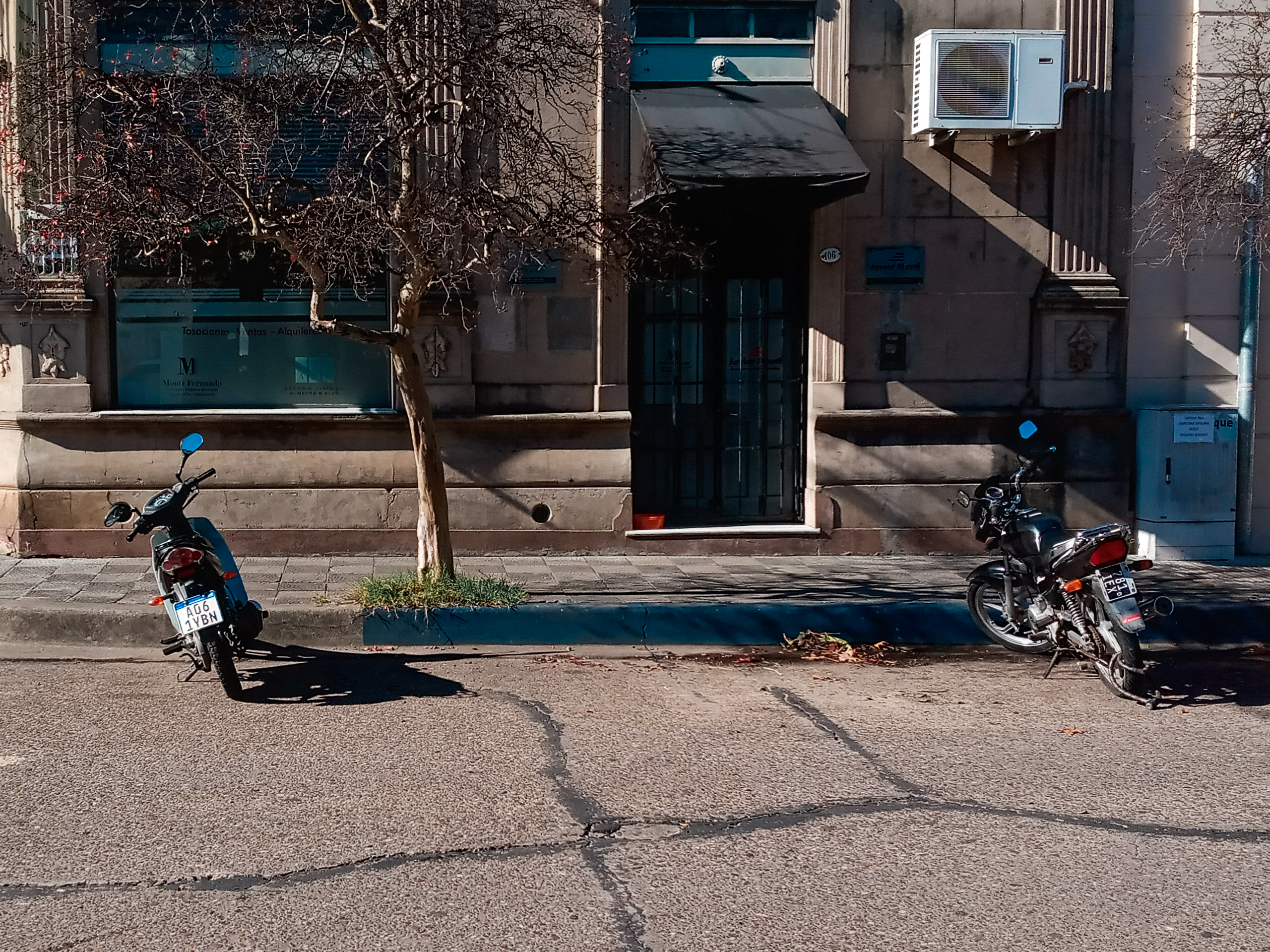 Relevan y pintan los estacionamientos de motos y colectivos en la ciudad