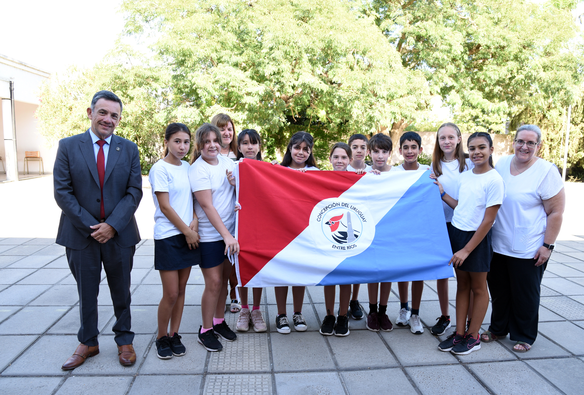 Oliva continúa con la entrega de banderas de ceremonias a instituciones educativas