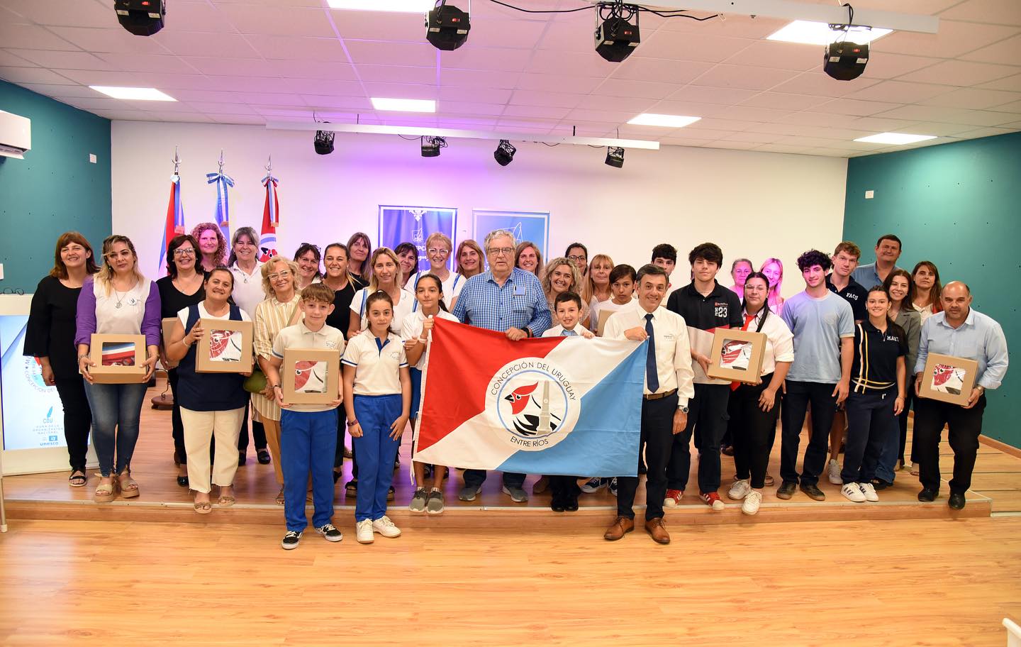 Oliva entregó banderas de ceremonias a escuelas uruguayenses