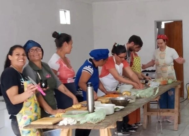 Dictan curso sobre ayudante de cocina en el SUM de la Quilmes