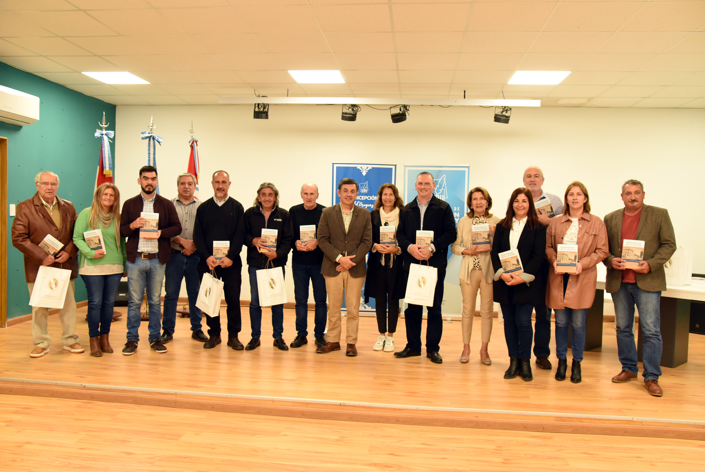 Escritores del libro “Intendentes uruguayenses” fueron recibidos por el Intendente Oliva