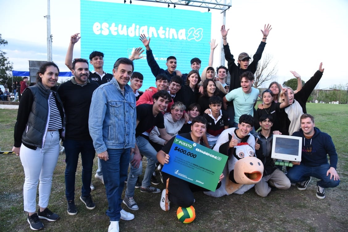 Culminó la Estudiantina y la Escuela "Industrial" se llevó el primer premio 