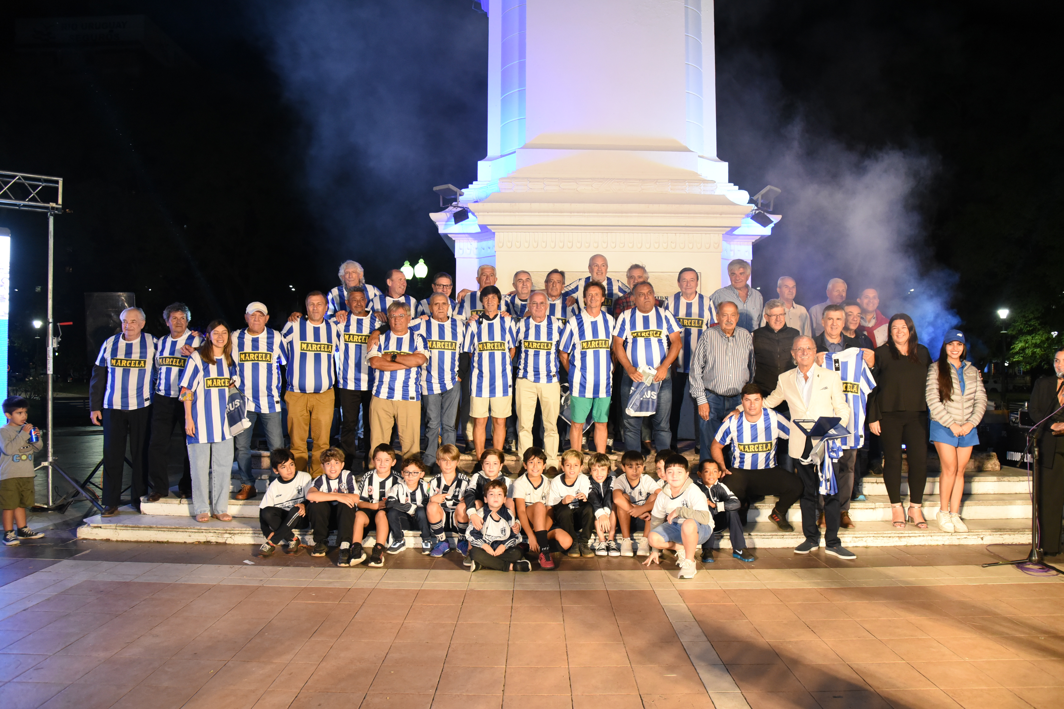 Sentido homenaje al plantel de Atlético que ascendió a primera división 