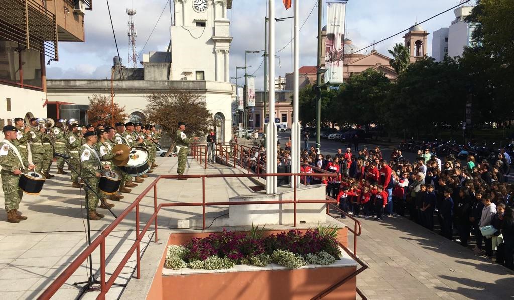 Recordaron el Día del Himno Nacional entonándolo en la explanada del Centro Cívico